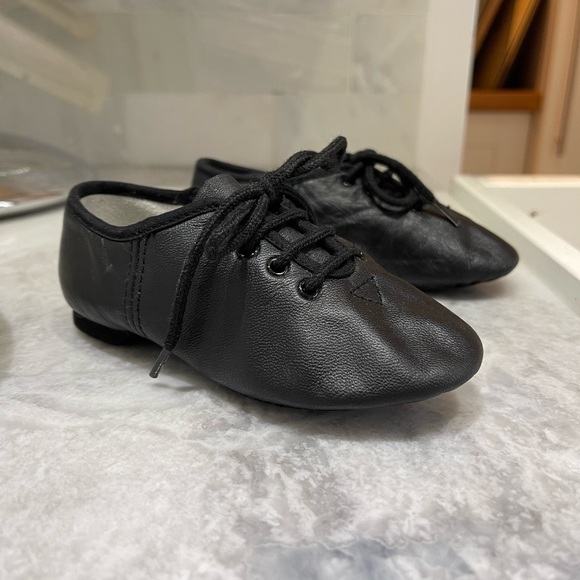 Jazz shoes toddler size 9 - Picture 1 of 5